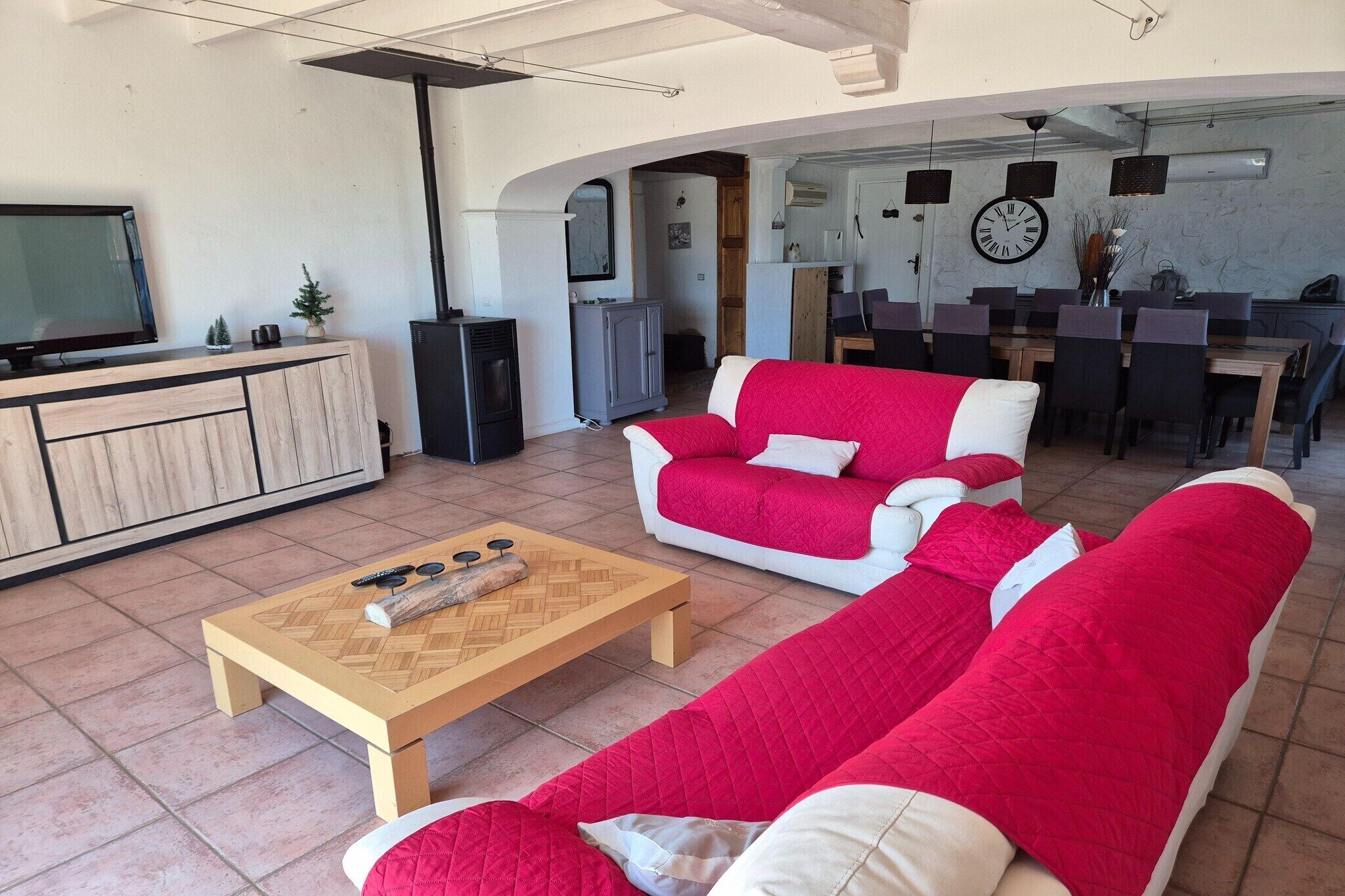 Smart TV, chimenea y futbolito 