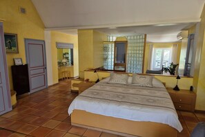 5 bedrooms, travel crib