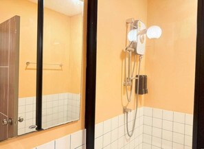 Dusche, Haartrockner, Handtücher