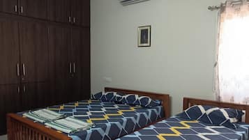 Deluxe Triple Room, Multiple Beds | Desk, free WiFi
