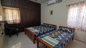 Desk, free WiFi - Shantham Service Apartments Indumanagar (Coimbatore)