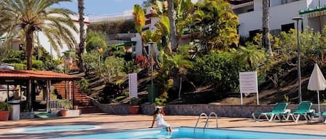 Una piscina al aire libre