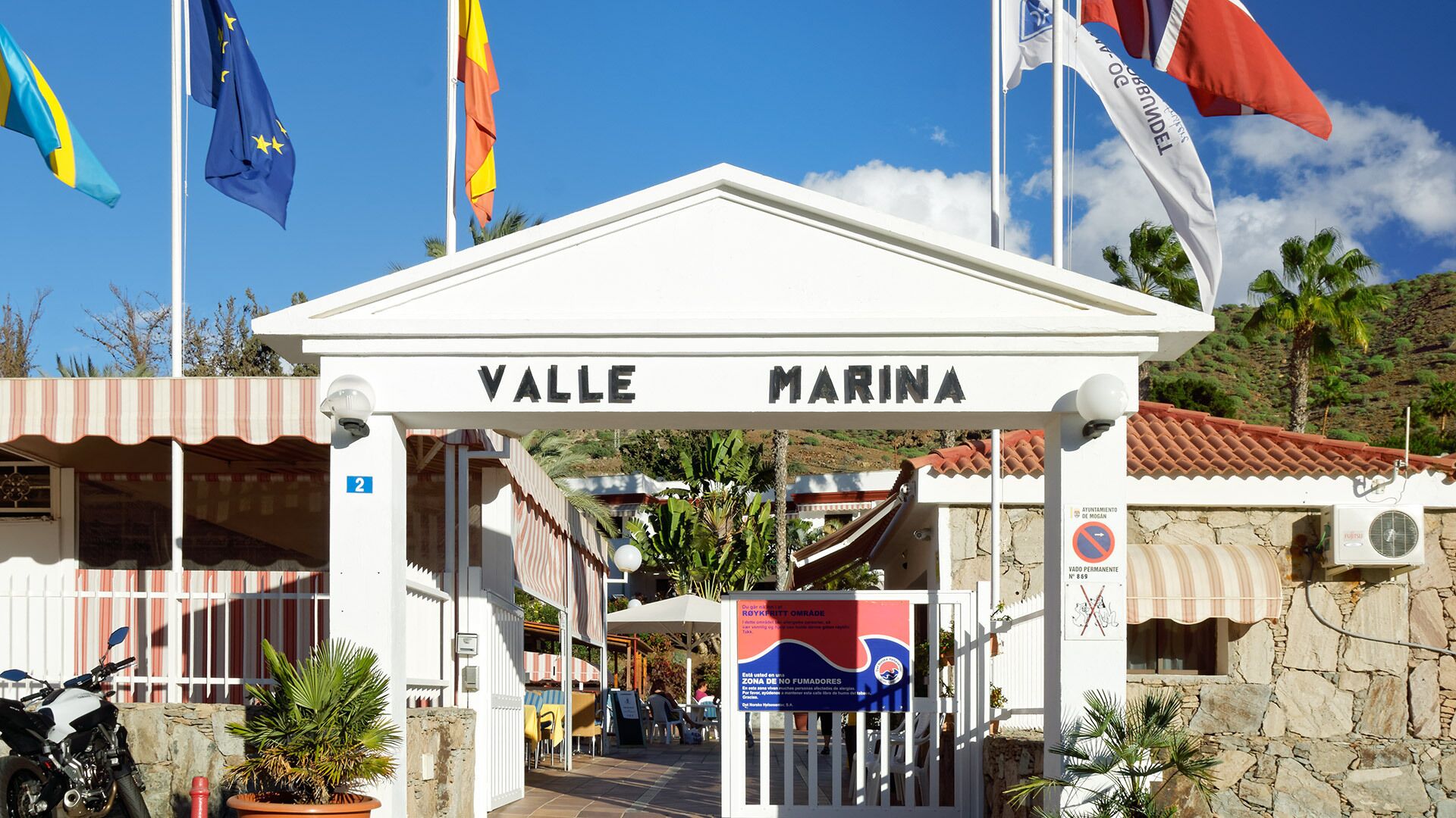 Entrada a un puerto deportivo con un letrero que dice "VALLE MARINA".