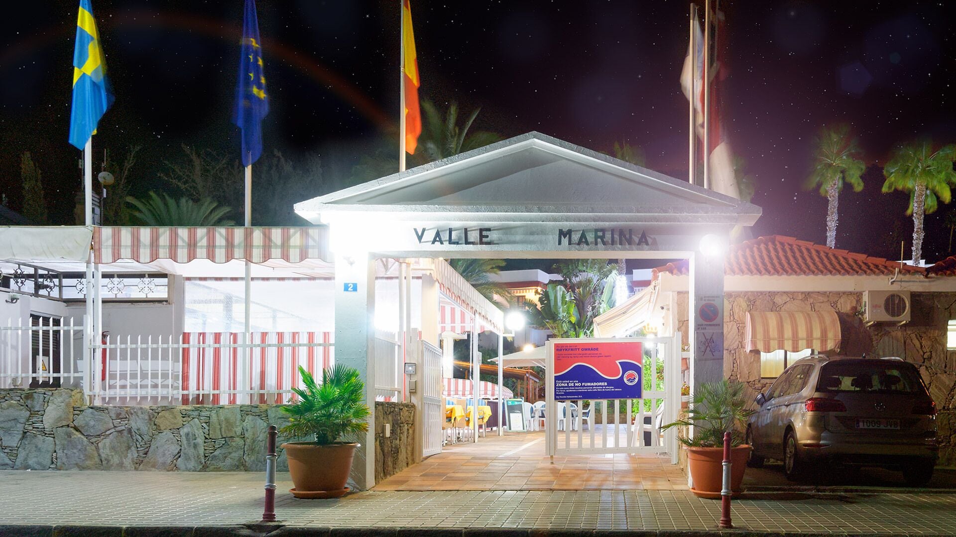 Fachada de la propiedad por la tarde o noche