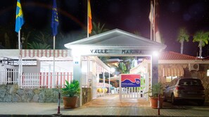 Fassade der Unterkunft – Abend/Nacht