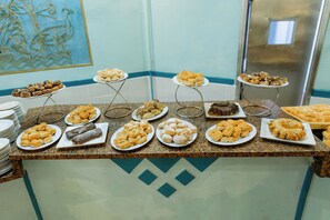 Petit déjeuner buffet (5 USD par personne)