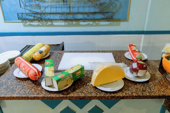 Una encimera de cocina con diversos alimentos y una caja de jugo Dole.
