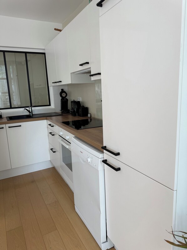 Frigorifero, microonde, forno, piano cottura