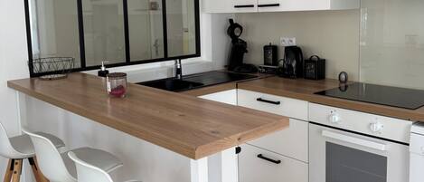 Réfrigérateur, micro-ondes, four, plaque de cuisson