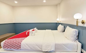 1 bedroom, desk, WiFi
