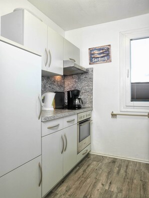 Refrigerador, horno, parrilla de estufa y cafetera y tetera 