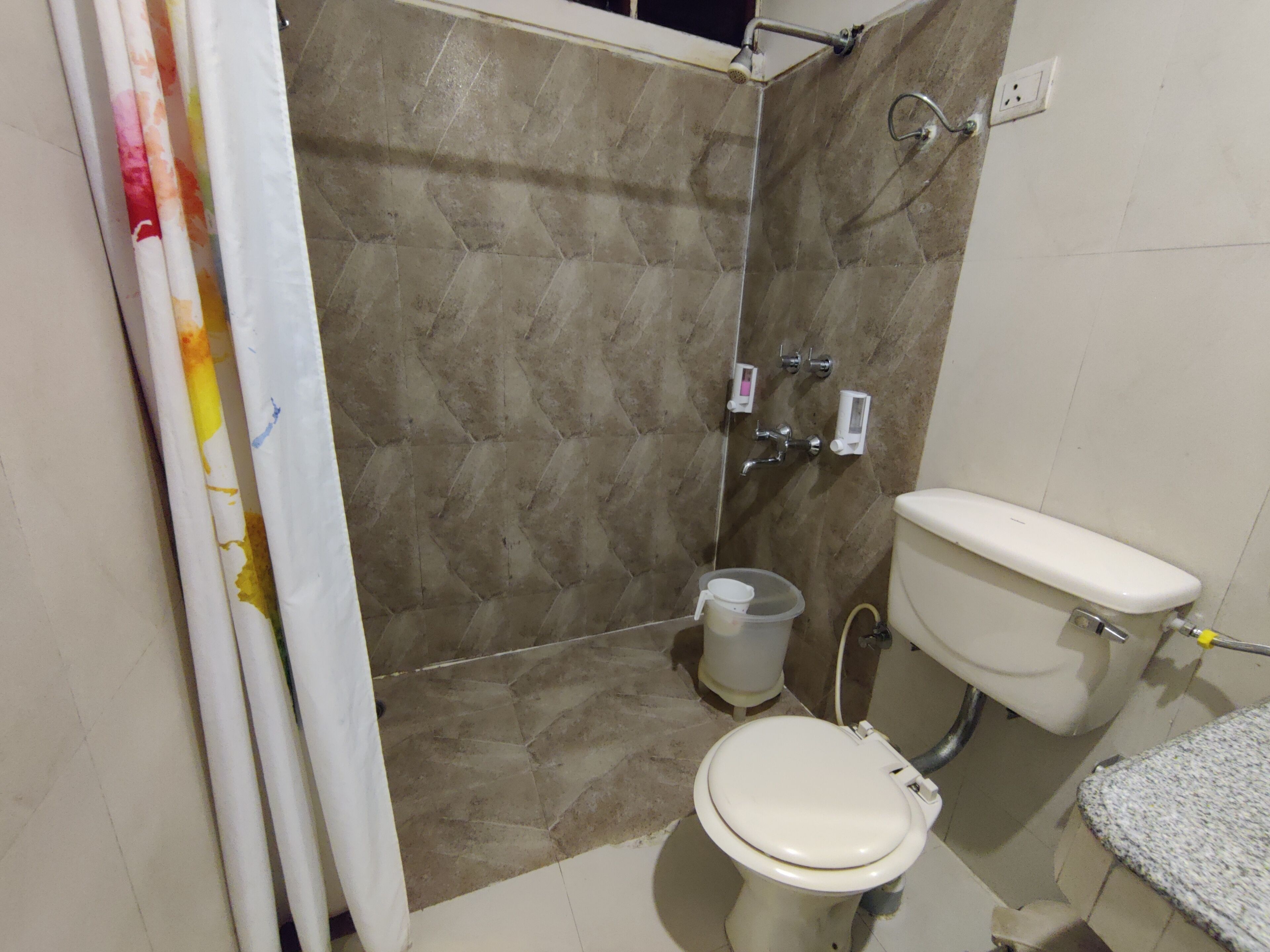Un baño con ducha, inodoro y lavamanos.