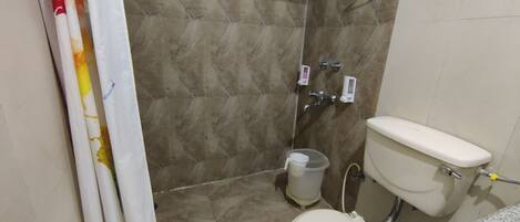 Un baño con ducha, inodoro y lavamanos.