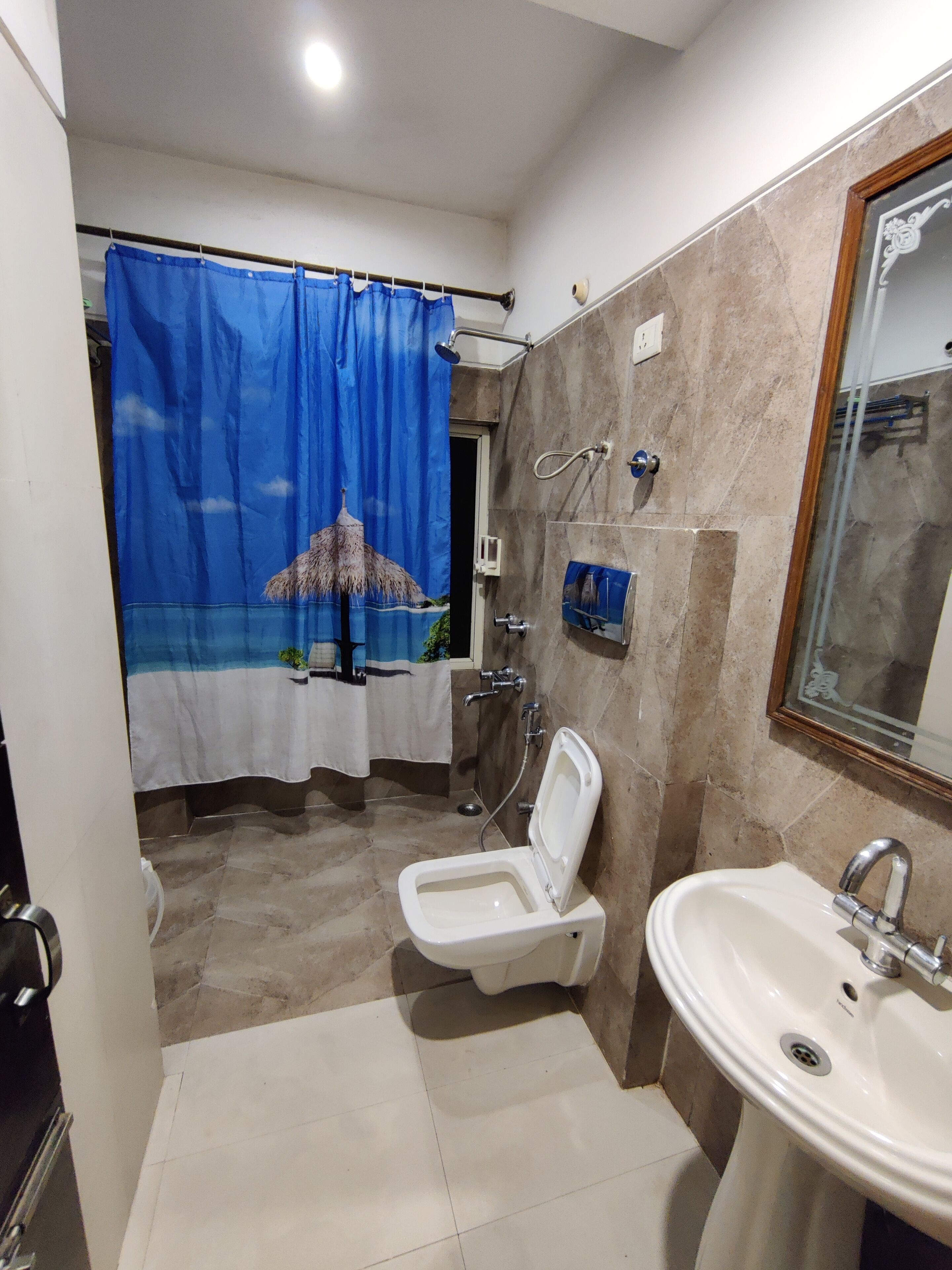 Kamar Superior | Kamar mandi | Shower, perlengkapan mandi gratis, sandal, dan handuk