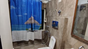 Kamar Superior | Kamar mandi | Shower, perlengkapan mandi gratis, sandal, dan handuk