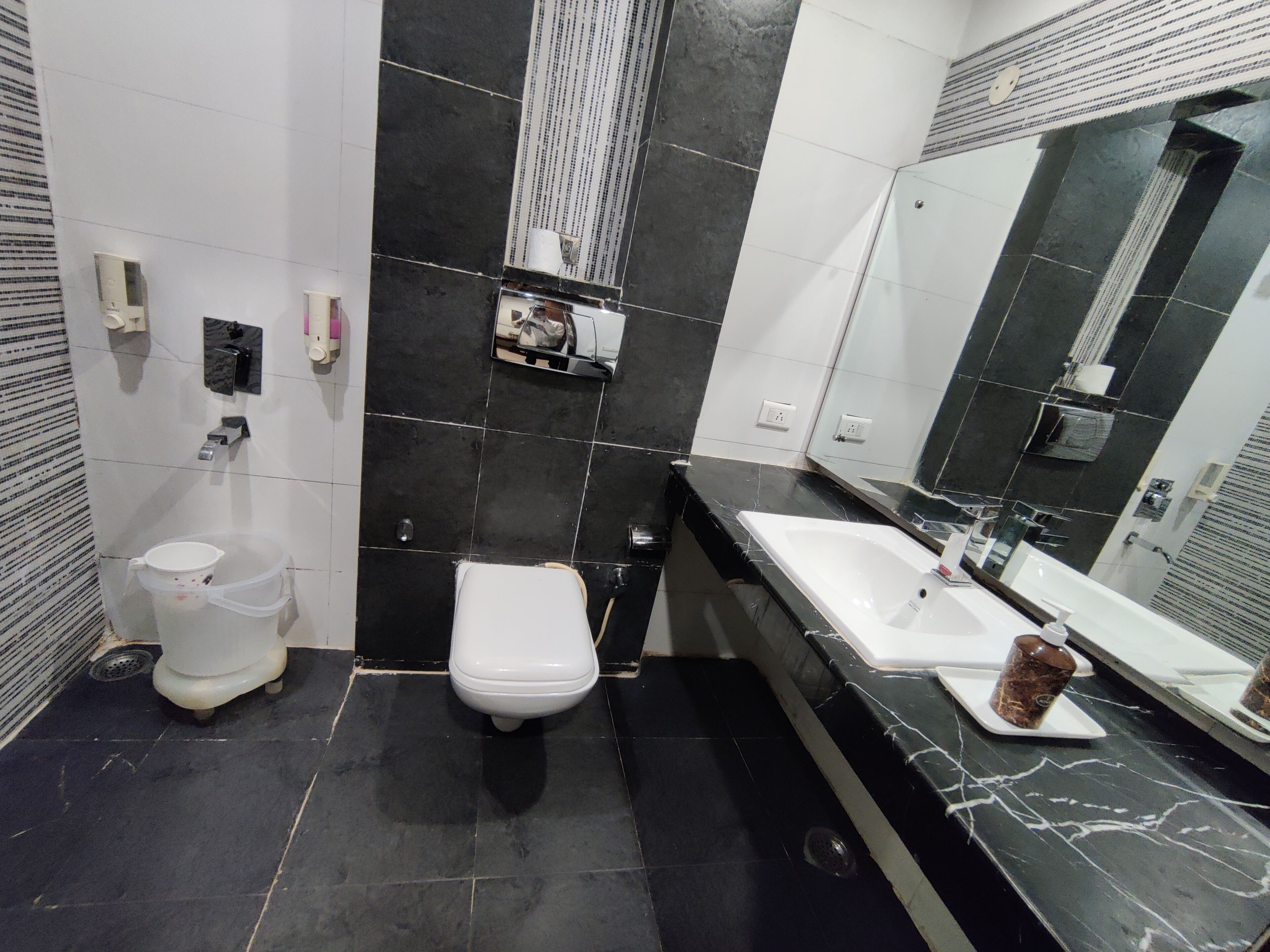 Club Room | Bathroom | Shower, free toiletries, towels, soap