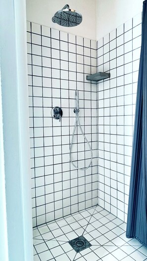 Ducha, secador de pelo, toallas y jabón