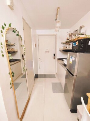 Fridge, microwave, oven, stovetop - Paradise Staycation At South! (Las Pinas City)
