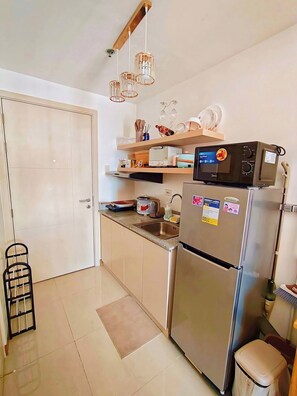 Geladeira, micro-ondas, fogão, cooktop