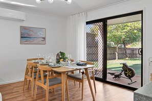 Dining - Sunnybank Hills Spacious 5BR Home for Families (Sunnybank Hills)