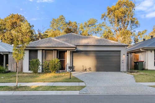 Modern 5BR Family Home in Peaceful Park Ridge