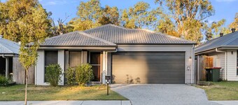 Modern 5BR Family Home in Peaceful Park Ridge