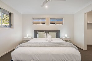 4 bedrooms, iron/ironing board, WiFi, bed sheets