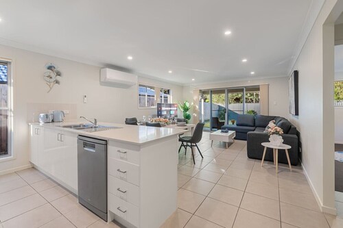 Modern 5BR Family Home in Peaceful Park Ridge