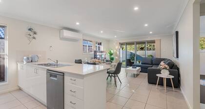 Modern 5BR Family Home in Peaceful Park Ridge