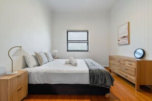 2 bedrooms, iron/ironing board, WiFi, bed sheets - Cricket Fans Choice | 2BR Walk to Gabba & Ferry (East Brisbane)