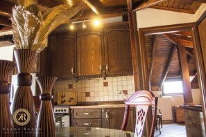 ثلاجة، فرن، موقد طهي مسطح، ماكينة لصنع القهوة/الشاي