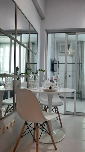 Dining - Relax in style with fast WIFI & Netflix (Quezon City)