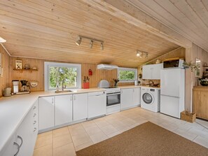 Kühlschrank, Mikrowelle, Geschirrspüler, Kochgeschirr/Geschirr/Besteck