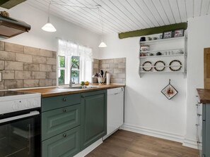 Fridge, dishwasher, cookware/dishes/utensils