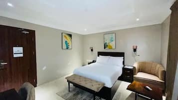 Habitació Deluxe, balcó, vistes a la ciutat | Escriptori, espai de treball apte per a portàtils i cortines opaques