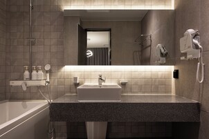 Artículos de higiene personal gratuitos, secador de pelo y albornoces