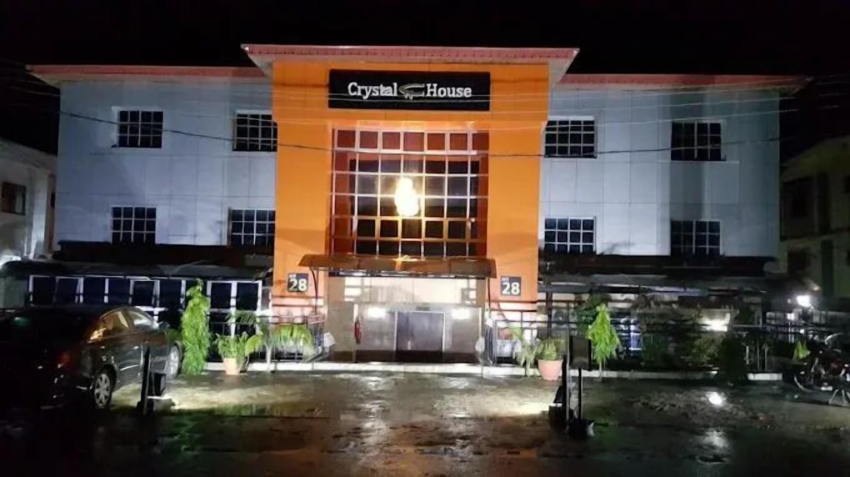 Ein Gebäude mit einem Schild, auf dem 'Crystal House' und die Nummer 28 steht.