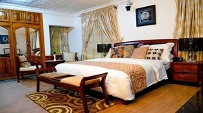 Economy kamer, balkon, uitzicht op de stad | Een bureau, een laptopwerkplek, verduisterende gordijnen