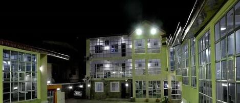 Fassade der Unterkunft – Abend/Nacht