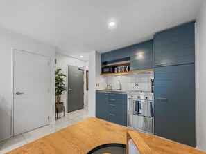 Kühlschrank, Mikrowelle, Ofen, Herdplatte