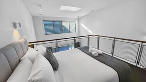 Planxa i posts de planxar, un bressol de viatge i wifi gratuïta