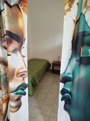 Iron/ironing board, bed sheets