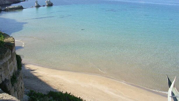 A coastal beach with clear waters, rocky outcrops, and a sandy shoreline. - Cozy vacation home in Terrasini a stone's throw from the sea and the historic center. (Terrasini)