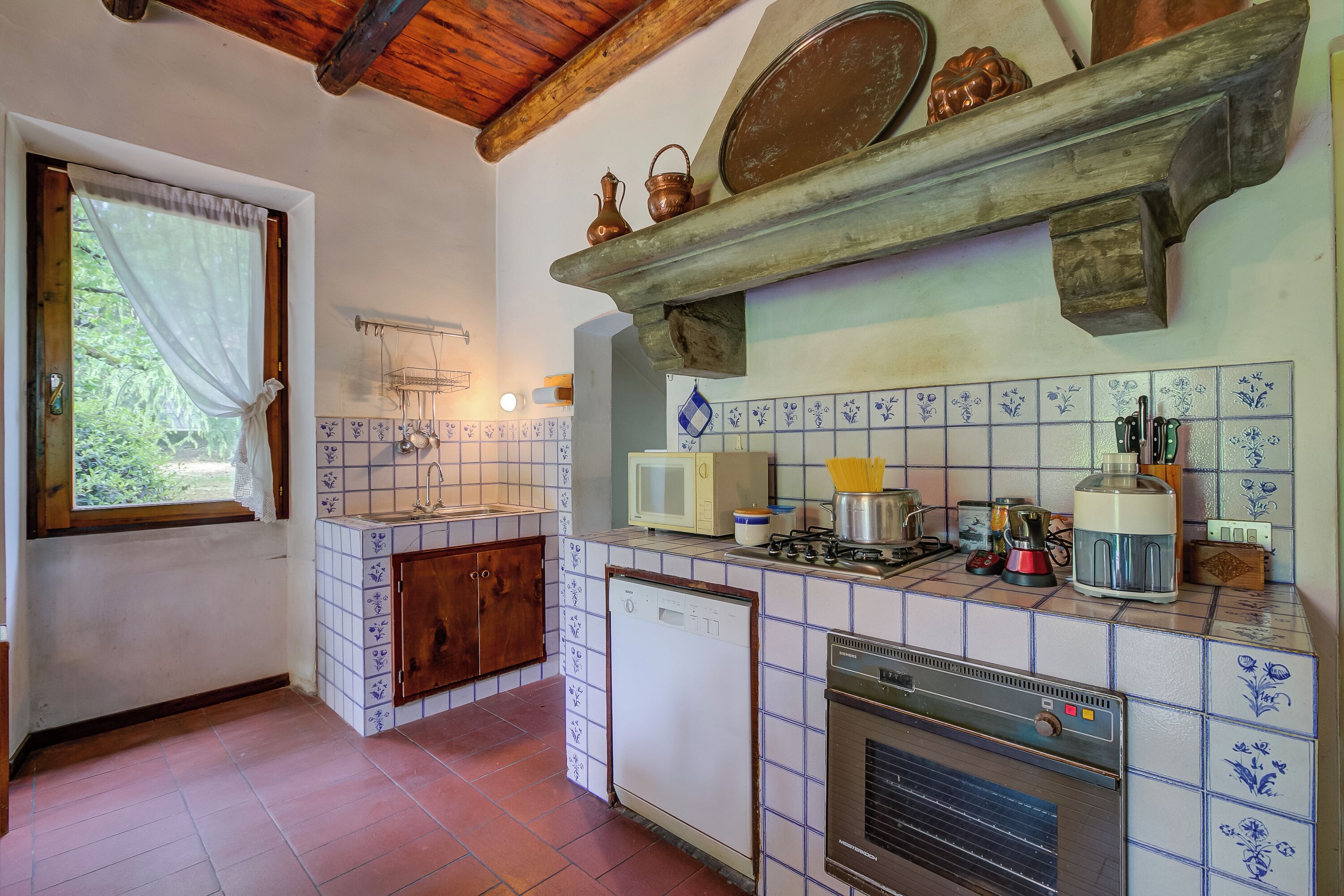 Vila Standar, beberapa kamar, 2 kamar mandi (Villa Fiora Tra Le Colline E Il Lago) | Dapur pribadi | Lemari es, microwave, oven, dan kompor