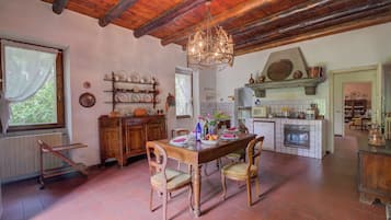 Vila Standar, beberapa kamar, 2 kamar mandi (Villa Fiora Tra Le Colline E Il Lago) | Tempat makan