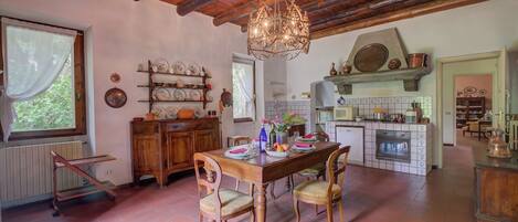 Standard Villa, Multiple Bedrooms, 2 Bathrooms (Villa Fiora Tra Le Colline E Il Lago) | Dining
