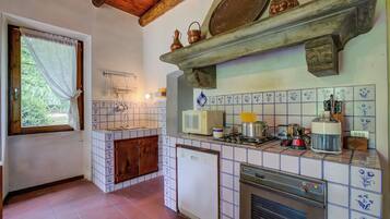 Vila Standar, 4 kamar tidur, 2 kamar mandi (Villa Fiora Tra Le Colline E Il Lago) | Dapur pribadi | Lemari es, microwave, oven, dan kompor
