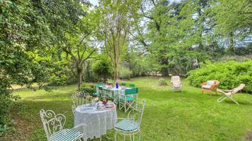 Tempat makan outdoor