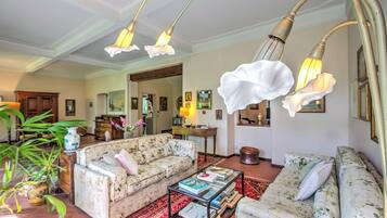 Standard Villa, Multiple Bedrooms, 2 Bathrooms (Villa Fiora Tra Le Colline E Il Lago) | Living area | 32-inch Smart TV with cable channels