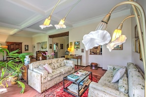 Standard-Villa, Mehrere Schlafzimmer, 2 Bäder (Villa Fiora Tra Le Colline E Il Lago) | Wohnbereich | 32-Zoll-Smart-TV mit Kabelempfang